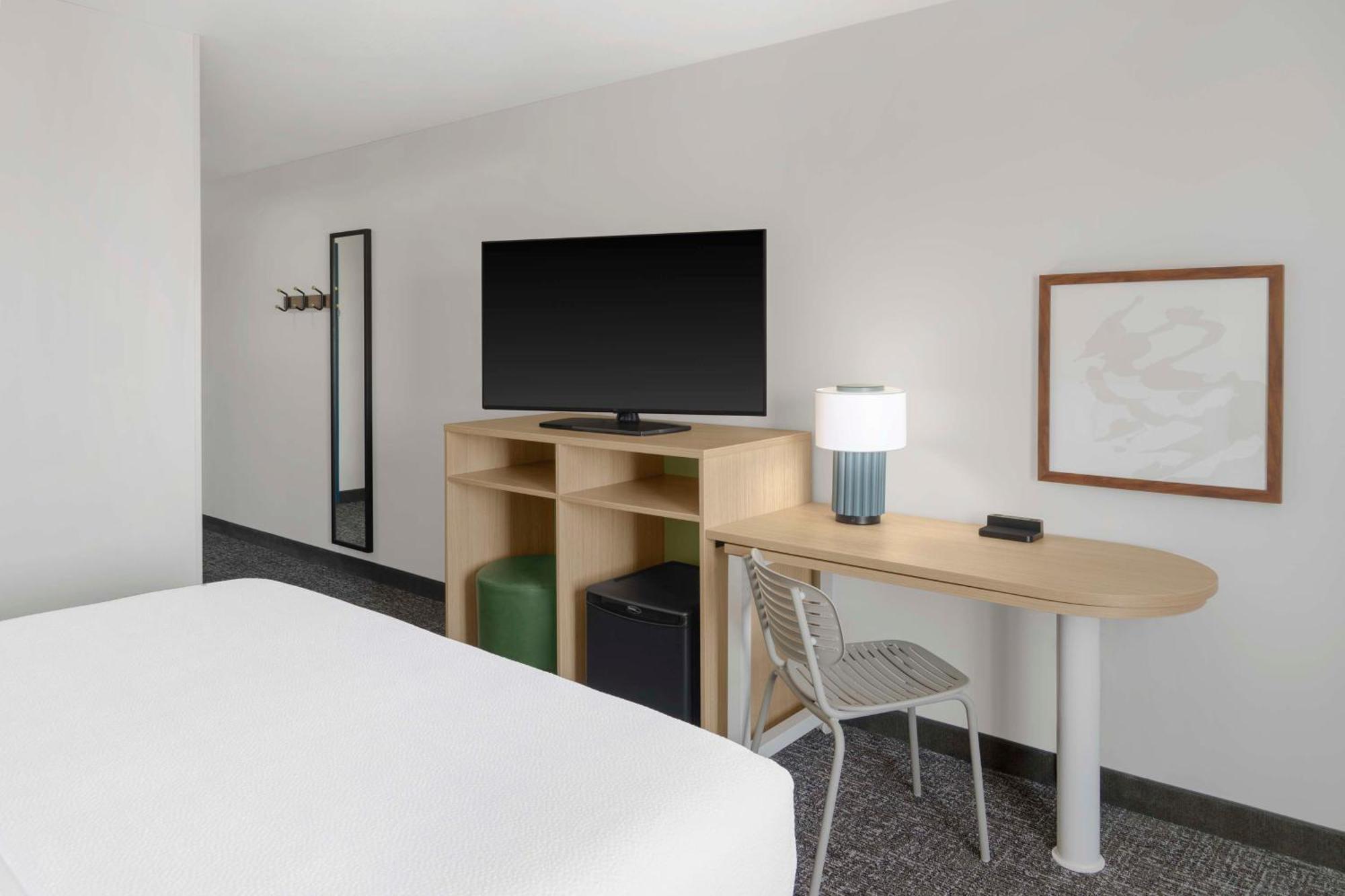 Spark By Hilton Lansing Exteriör bild